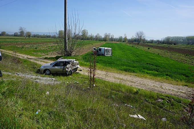 Emniyet şeridinde durunca, otomobil çarptı