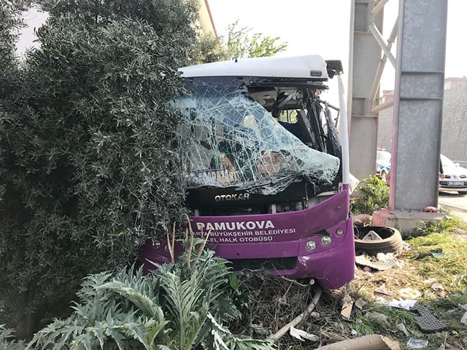 Özel halk otobüsü üst geçidin ayağına çarptı