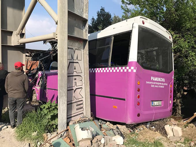 Özel halk otobüsü üst geçidin ayağına çarptı