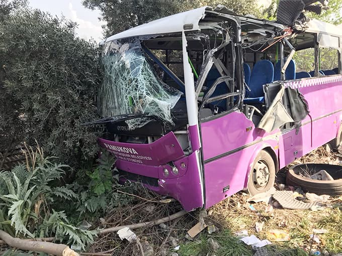 Özel halk otobüsü üst geçidin ayağına çarptı