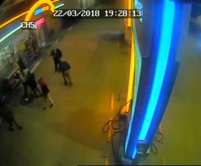 Parasını alamadıkları için satıcıyı dövdüler