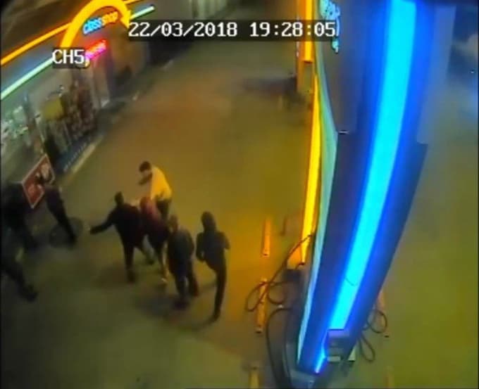Parasını alamadıkları için satıcıyı dövdüler