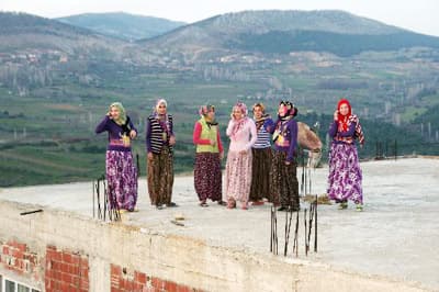 <p><font face="arial,helvetica,sans-serif" size="2"><strong>Acil Birşey Olsa Ne Yaparız?</strong>&nbsp;</font></p><p><font face="arial,helvetica,sans-serif" size="2">Evinin &ccedil;atısı cep telefonuyla konuşmak isteyen k&ouml;yl&uuml;ler tarafından mesken tutulan Kahraman, k&ouml;yl&uuml;lerin gece g&uuml;nd&uuml;z &ccedil;atısına &ccedil;ıkarak g&ouml;r&uuml;şme yapmasından rahatsızlık duyuyor.</font></p><p><font face="arial,helvetica,sans-serif" size="2">Cep telefonlarının k&ouml;y&uuml;n hi&ccedil; bir yerinde &ccedil;ekmediğini s&ouml;yleyen Raşit Yetkin, telefonları istedikleri zaman kullanamadıklarını ifade etti. Acil durumlarda dahi telefonları kullanamadıklarını vurgulayan Yetkin,<font color="#333399"> &quot;Cep telefonuyla konuşmak i&ccedil;in y&uuml;ksek tepelere ya da k&ouml;y&uuml;n girişinde Ali Kahraman'ın evinin &ccedil;atısına &ccedil;ıkmamız gerekiyor. Tarlada başımıza bir şey gelse cep telefonuyla kimseye ulaşamayacağız. Bu soruna &ccedil;&ouml;z&uuml;m bulunmasını istiyoruz.&quot;</font> dedi.</font></p>