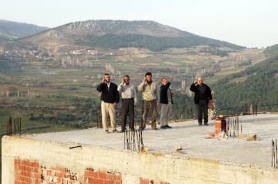 <p><font face="arial,helvetica,sans-serif" size="2"><strong>800 Metre Uzaklığa Y&uuml;r&uuml;yor</strong><br /><br />K&ouml;yl&uuml;lerden Ali &Ouml;zmen ise, cep telefonuyla konuşmak i&ccedil;in 800 metre uzaklıktaki Ali Kahraman'ın evinin &ccedil;atısına gitmek zorunda kaldığını belirtti. Evin &ccedil;atısında da telefonların zaman zaman &ccedil;ekmediğini anlatan &Ouml;zmen, k&ouml;yde 300 civarında cep telefonu kullanıcısının olduğunu kaydetti. </font></p><p><font face="arial,helvetica,sans-serif" size="2">M&uuml;şerref S&uuml;nger isimli gen&ccedil; kız ise arkadaşlarıyla istediği zaman konuşamadığını dile getirdi. </font></p><p><font face="arial,helvetica,sans-serif" size="2">Evden izin alarak komşularının &ccedil;atısından arkadaşlarını arayabildiğini ifade eden S&uuml;nger<font color="#333399">, &quot;Arkadaşımızı istediğimiz zaman arayamıyoruz. &Ccedil;atıdan konuşmak zorunda kalıyoruz. İsyediğimiz zaman gelemiyoruz. Evden &ccedil;ekse g&uuml;zel olacak.&quot;</font> diye konuştu.</font></p>