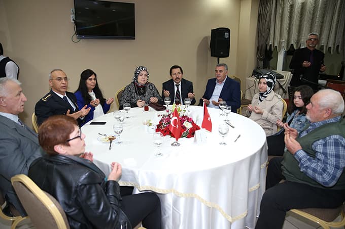 Şehit aileleri ve gaziler bu yemekte buluştu