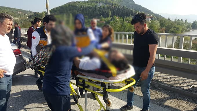Köprüde 3 otomobil çarpıştı: 1 ölü, 3 yaralı