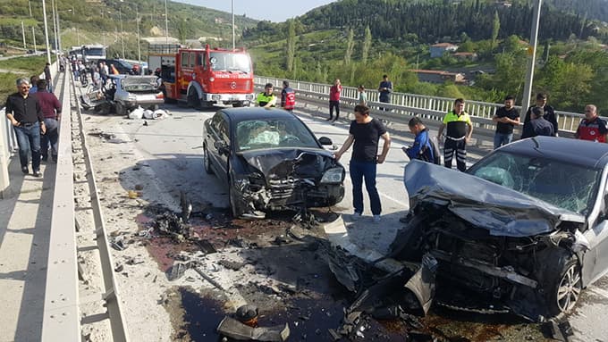 Köprüde 3 otomobil çarpıştı: 1 ölü, 3 yaralı