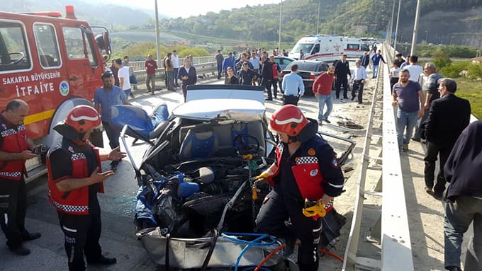 Köprüde 3 otomobil çarpıştı: 1 ölü, 3 yaralı