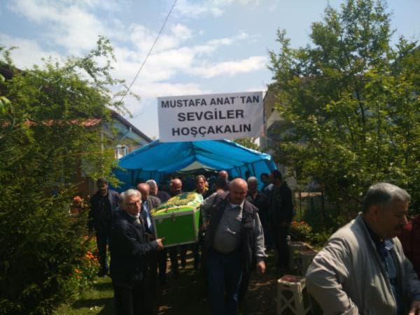 Vasiyet etti, cenazesi 'hoşçakalın' pankartıyla uğurlandı
