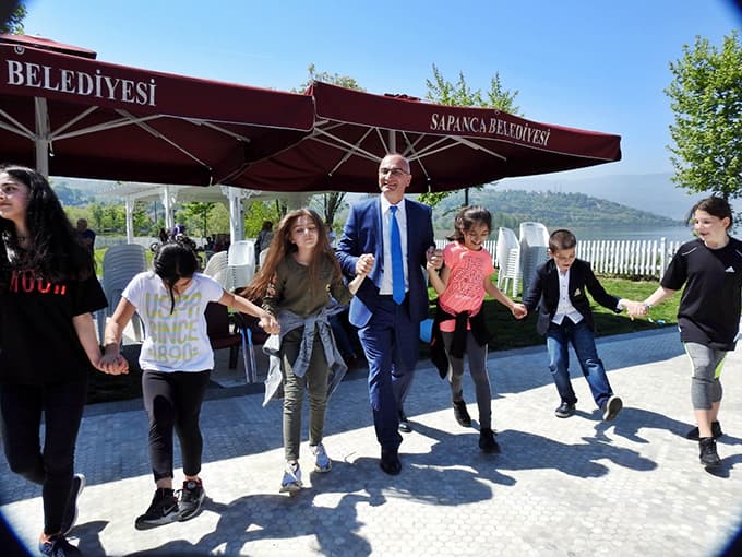 Sapanca'da ağaçlar çiçek açtı