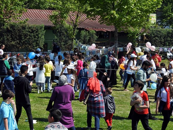 Sapanca'da ağaçlar çiçek açtı