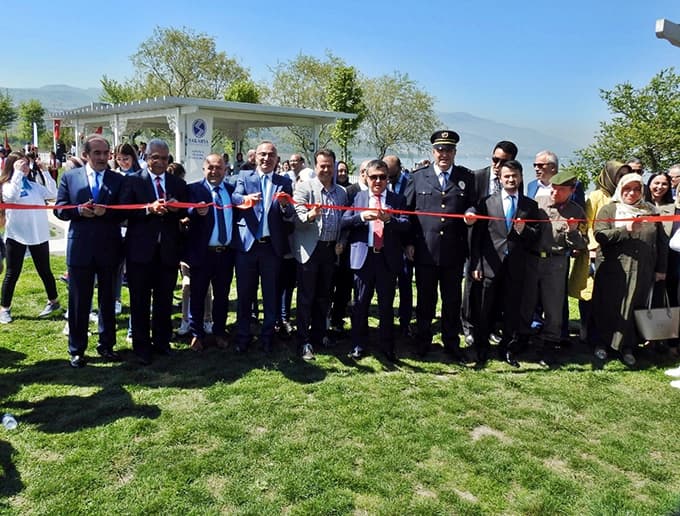 Sapanca'da ağaçlar çiçek açtı
