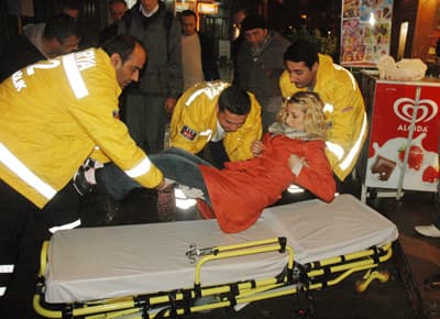 Çarptığı Kadını Elini Tutarak Teselli Etmeye Çalıştı