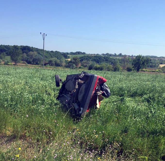 Otomobil yol kenarına uçtu