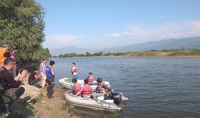 Botunu yakalamak için girdiği Sakarya Nehri'nde kayboldu