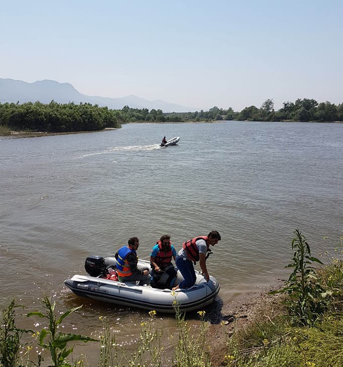 Botunu yakalamak için girdiği Sakarya Nehri'nde kayboldu
