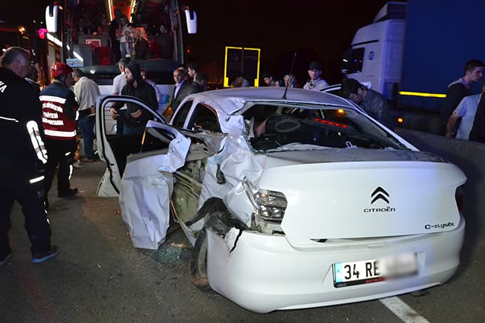 Yolcu otobüsü ile otomobil çarpıştı
