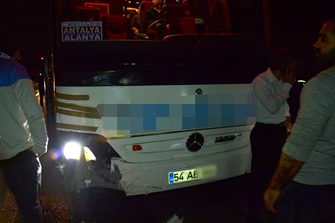 Yolcu otobüsü ile otomobil çarpıştı