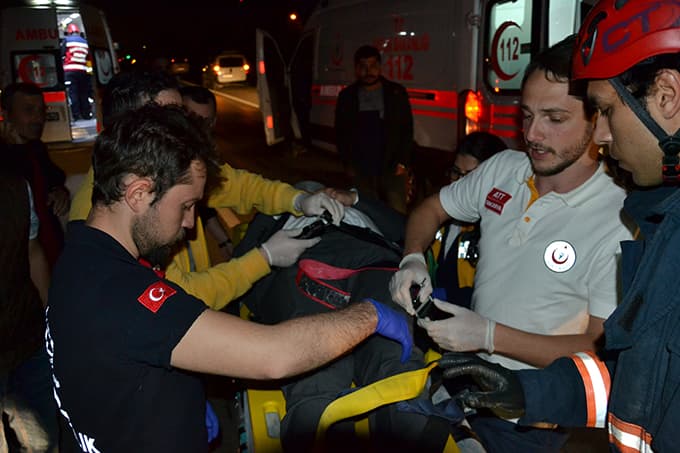 Yolcu otobüsü ile otomobil çarpıştı