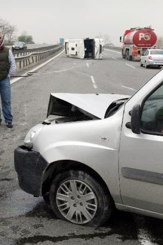Lastiği Patlayan Araç Devrildi: 4 Yaralı