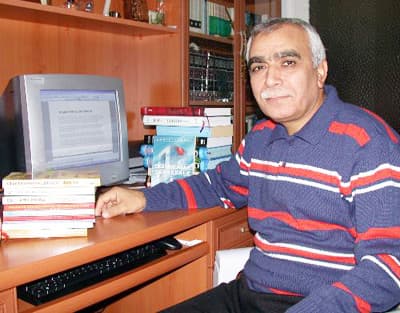 <font face="Arial" size="2"><strong>Anadolu Halkı Fevkalade Duyarlı</strong> <br /><br /></font><font face="arial,helvetica,sans-serif" size="2">Turan, bu etkinliğin hemen ardından Kocaeli'den başlayıp Kayseri'ye kadar uzanan Anadolu programına &ccedil;ıktı. Turan, Kocaeli, Sakarya, D&uuml;zce, Karab&uuml;k ve Kayseri'de<font color="#333399"> 'Mehmet Akif ve İstiklal Marşı'</font>, <font color="#333399">'T&uuml;rkiye Okuyor'</font> ve &ouml;zelikle de <font color="#333399">'Destanlaşan &Ccedil;anakkale'</font> başlıkları altında konferans ve seminerler verdi. Turan, Anadolu halkının yediden yetmişe &Ccedil;anakkale'ye karşı fevkalade duyarlı olduğunu kaydetti. </font><p><font face="arial,helvetica,sans-serif" size="2">Programlardaki coşkunun, halkın artık tarihine, inancına ve k&uuml;lt&uuml;r&uuml;ne sahip &ccedil;ıkmaya başladığını g&ouml;sterdiğinin altını &ccedil;izen Turan <font color="#333399">&quot;Ge&ccedil;tiğimiz hafta da İnternational Burch &Uuml;niversity'nin davetlisi olarak Bosna'ya gittim. Tarihimize ilgiden dolayı &ccedil;ok mutlu oldum&quot;</font> diye konuştu. Turan, yurt i&ccedil;indeki programlarının Mayıs sonlarına kadar devam edeceğini s&ouml;zlerine ekledi.<br />&nbsp;<br /></font></p>