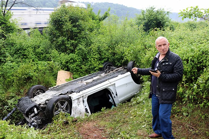 Hurdaya dönen otomobilden sağ çıktılar