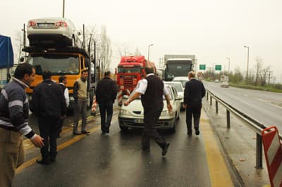 Arifiye Turnikelerinde OGS Bozuldu, Trafik Felç Oldu