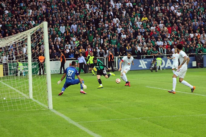 Sakaryaspor ilk Play-Off karşılaşmasından berabere ayrıldı