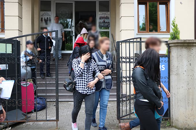 11 hayat kadını sınır dışı edildi