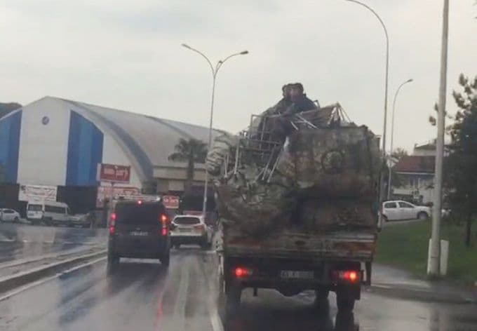 Kamyonet kasasında tehlikeli yolculuk