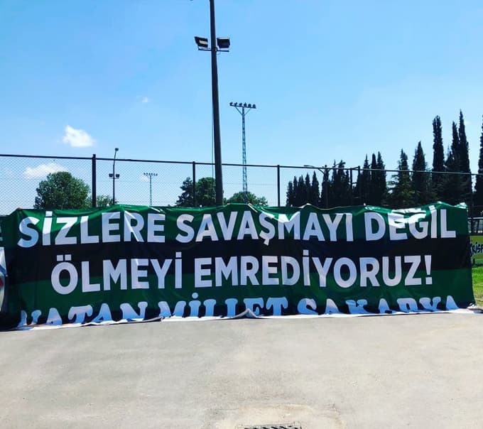 Sakaryasporlu taraftarlar, takımı bu pankartla yolcu etti
