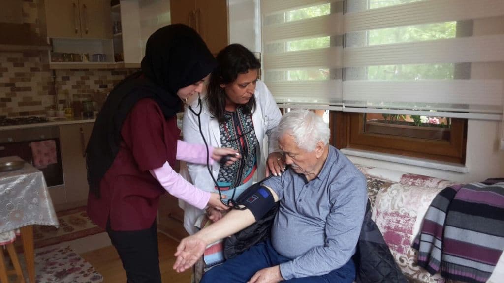 Yaşlı ve hastalara moral oldular
