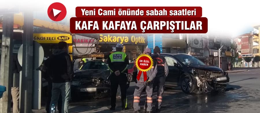Yeni Cami önünde iki araç kafa kafaya çarpıştı