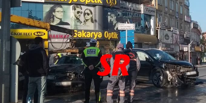 Yeni Cami önünde iki araç kafa kafaya çarpıştı