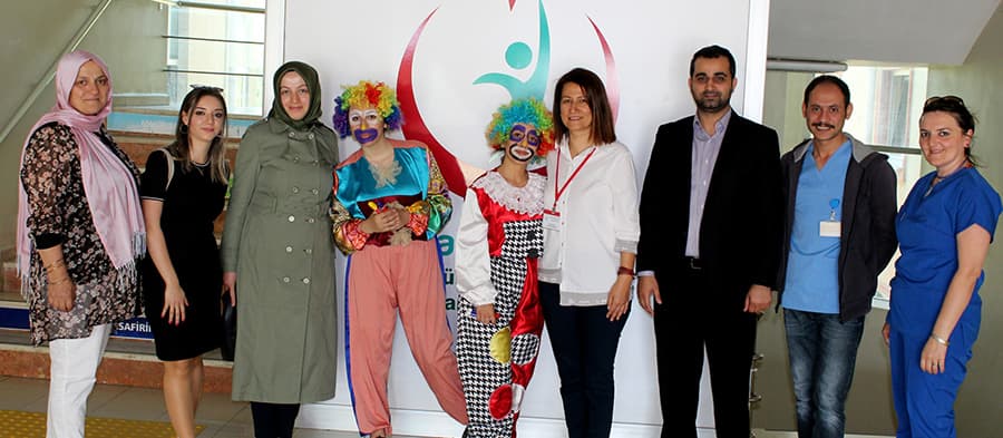 Palyaço kıyafeti giyip bez bebek dağıttılar