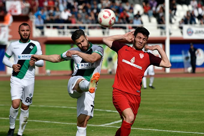 Sakaryaspor, Gümüşhane'de avantajı kaptı