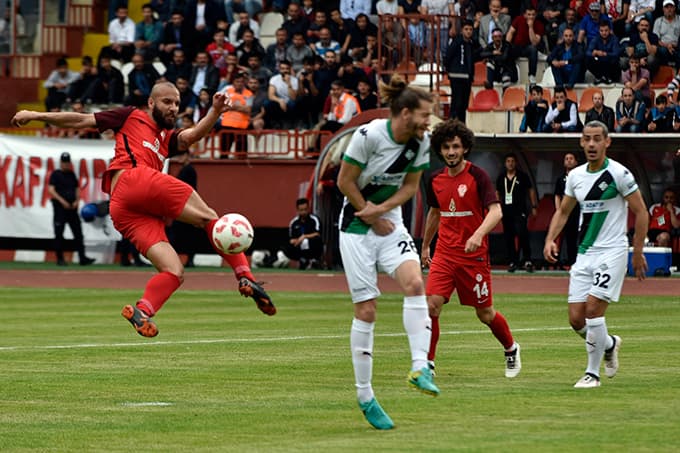 Sakaryaspor, Gümüşhane'de avantajı kaptı