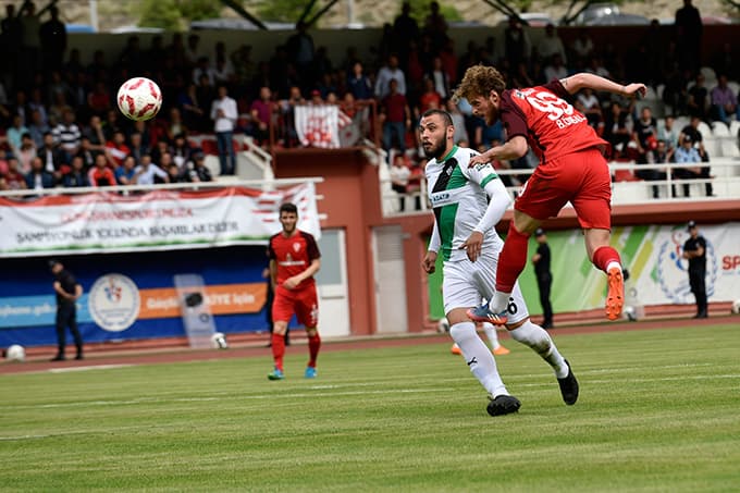Sakaryaspor, Gümüşhane'de avantajı kaptı