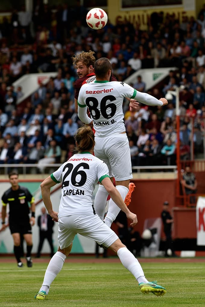 Sakaryaspor, Gümüşhane'de avantajı kaptı