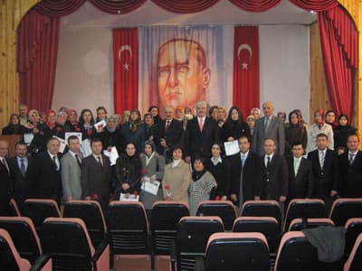Kırmızı Karanfil Vererek Teşekkür Ettiler