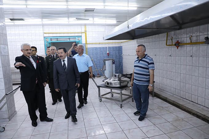 Vali Balkanlıoğlu'ndan kadın cezaevine ziyaret