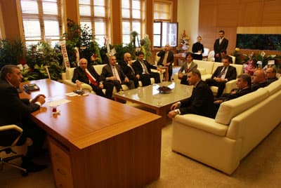 <font face="Arial" size="2">Konuşmasının devamında ilimizin &ccedil;&ouml;z&uuml;m bekleyen acil sorunlarına değinen Altuğ, bu konuda SATSO Y&ouml;netim Kurulu tarafından belirlenen ve acil &ccedil;&ouml;z&uuml;lmesi gerekenler 9 maddelik sorun listesini Başkan To&ccedil;oğluna sundu. Altuğ ayrıca, Dış Mekan S&uuml;s Bitkisi sekt&ouml;r&uuml;n&uuml;n ilimizde marka sekt&ouml;rlerden biri olduğunu belirterek ilimizde yaygın bir şekilde &uuml;retilen bitkilerin ticaretinde sorunlar yaşandığını ve &ouml;zellikle yerel y&ouml;netimlerin alımlarında ilimiz firmalarını tercih etmeleri gerektiğini belirterek bu konuda B&uuml;y&uuml;kşehir Belediyesinin &ouml;rnek olmasını beklediklerini ifade etti.<br /><br />Organize Sanayi B&ouml;lgelerine daha fazla &ouml;nem verilmesi gerektiğini, k&uuml;&ccedil;&uuml;k imalat&ccedil;ıların dada rahat bir şekilde &ccedil;alışmalarını sağlamak i&ccedil;in ihtisaslaşmış k&uuml;&ccedil;&uuml;k sanayi sitelerine ihtiya&ccedil; duyulduğunu belirten Altuğ, belediyelerin ihtisaslaşmış k&uuml;&ccedil;&uuml;k sanayi siteleri i&ccedil;in arsa tahsis etmelerini talep ettiklerini de s&ouml;zlerine ekledi.</font>