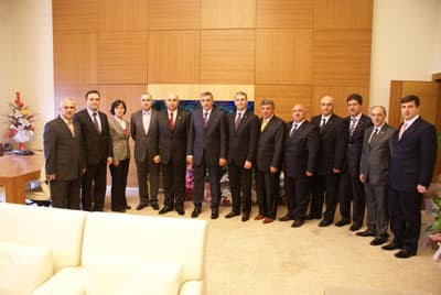 <font face="Arial" size="2">D&ouml;rtyol Sanayi Kavşağı ile ilgili ulaşım sorununun &ccedil;&ouml;z&uuml;m&uuml; konusunda &ccedil;alışmaların hız kazanması gerektiğini belirten Altuğ, b&ouml;lge esnafının bu konunun &ccedil;&ouml;z&uuml;m&uuml;n&uuml; d&ouml;rt g&ouml;zle beklediğini belirtti. Ayrıca, SATSO Hizmet binası ile 1. Organize Sanayi B&ouml;lgesi arasındaki yolun 10 yıldır bitirilemediğini belirten Altuğ, ilimiz istihdamının y&uuml;k&uuml;n&uuml; &ccedil;eken bu b&ouml;lgeye bu g&uuml;ne kadar gereken &ouml;nem verilmediğini, yeni d&ouml;nemde 1. OSB i&ccedil;in &ouml;nemli bir sorun olan bu yolun kısa zaman i&ccedil;erisinde yapılmasını umduklarını ifade etti.<br /><br />Sakarya B&uuml;y&uuml;kşehir Belediye Başkanı Zeki To&ccedil;oğlu s&ouml;z konusu ziyaretten duyduğu memnuniyeti dile getirerek Sakarya Ticaret ve Sanayi Odası ile birlikte &ccedil;ok başarılı &ccedil;alışmalara imza atacaklarını ifade etti. To&ccedil;oğlu Kentsel D&ouml;n&uuml;ş&uuml;m Projesi ile yapılacak toplantı neticesinde projenin aşamalarının Sakarya Ticaret ve Sanayi Odası ile paylaşılacağını belirterek Organize Sanayi B&ouml;lgeleri konusunda SATSO kadar B&uuml;y&uuml;kşehir Belediyesinin de aynı titizliği ve &ouml;nemi g&ouml;sterdiğini, yapılacak yeni yatırımların OSB'lere yapılması gerektiğini, OSB'ler konusunda hem fikir olduklarını dile getirdi. D&ouml;rtyol Sanayi Kavşağı'nın trafiğe a&ccedil;ılması konusunda &ccedil;alışmalara başladıklarını ve Sakarya B&uuml;y&uuml;kşehir Belediyesi olarak b&ouml;lgede trafik kazalarının yaşanmaması i&ccedil;in her t&uuml;rl&uuml; tedbiri almayı garanti ettiklerini ifade etti.</font>