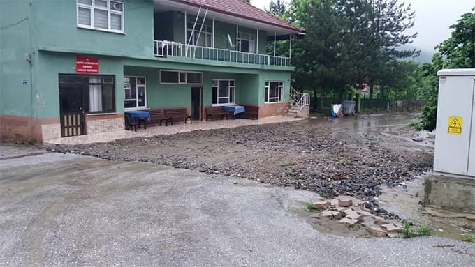 Sağanak yağış sonrası yollar bu hale geldi