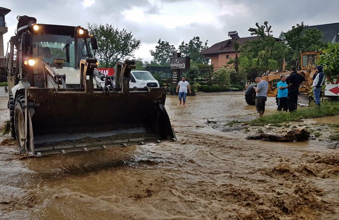 Sağanak yağış su baskınlarına neden oldu