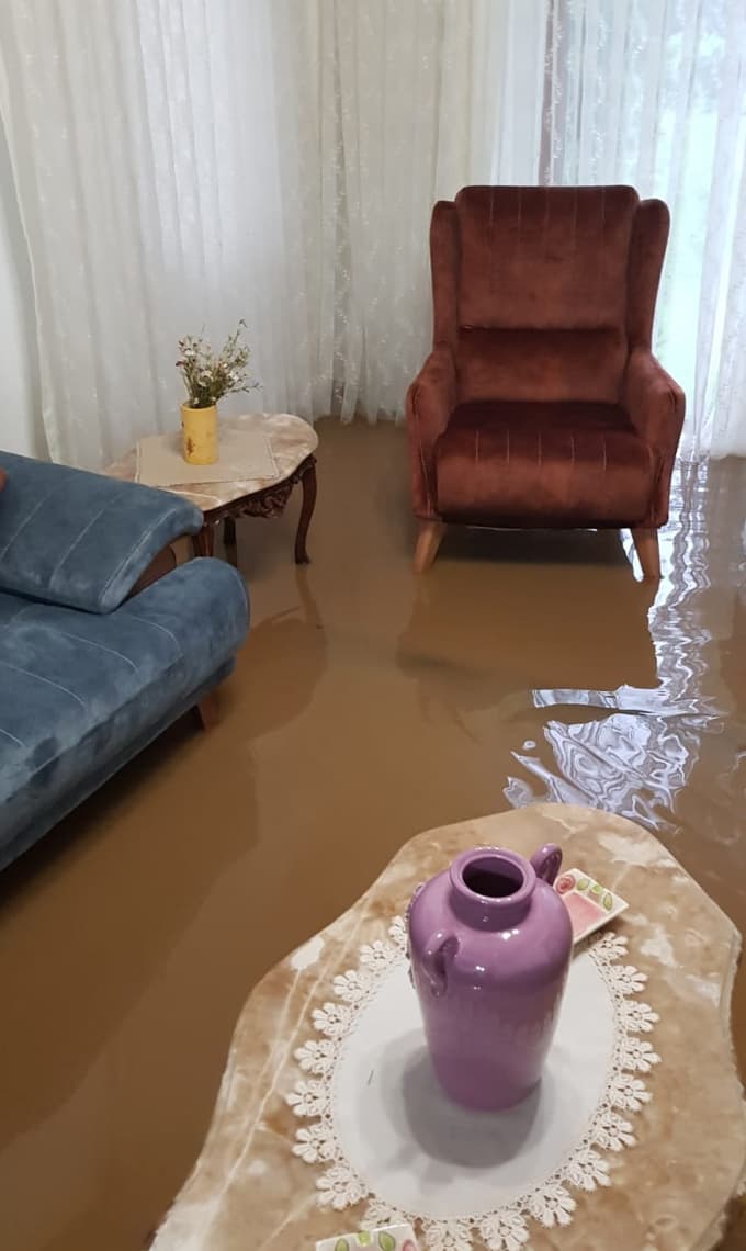 Sağanak yağış su baskınlarına neden oldu