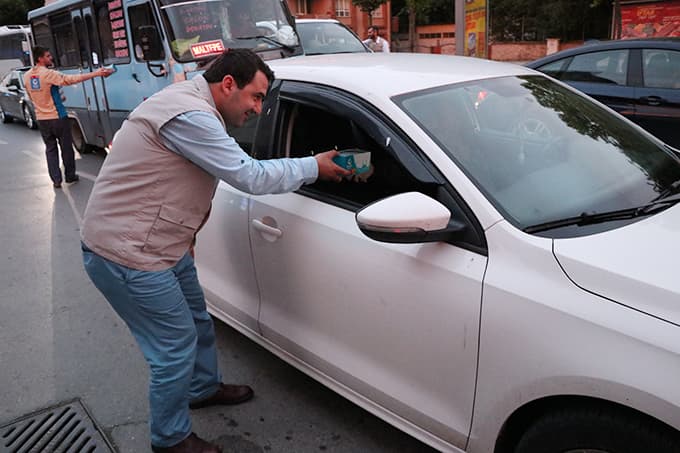 İftar vakti trafikte kalanlara iftariyelik verildi