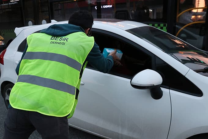 İftar vakti trafikte kalanlara iftariyelik verildi