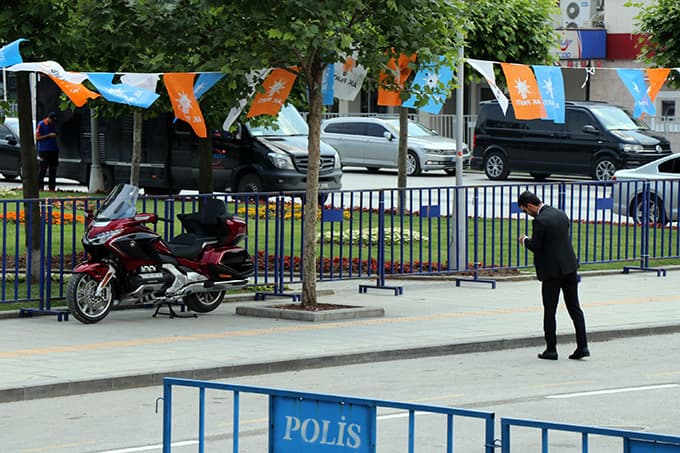 Kenan Sofuoğlu, miting alanına motosikletiyle geldi 