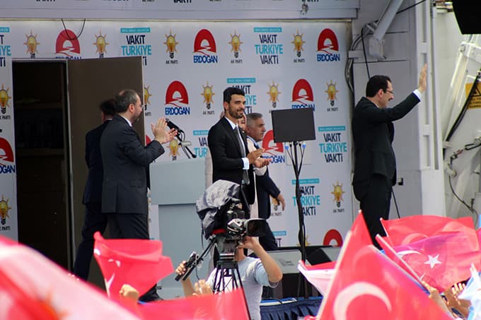 Kenan Sofuoğlu, miting alanına motosikletiyle geldi 